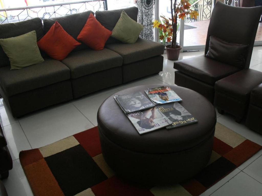 Sampaguita Suites Plaza Garcia Себу Экстерьер фото