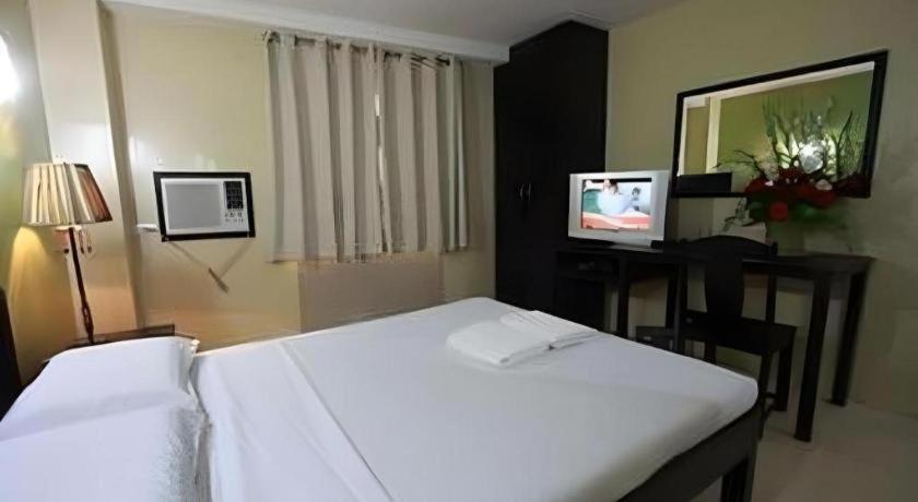 Sampaguita Suites Plaza Garcia Себу Экстерьер фото