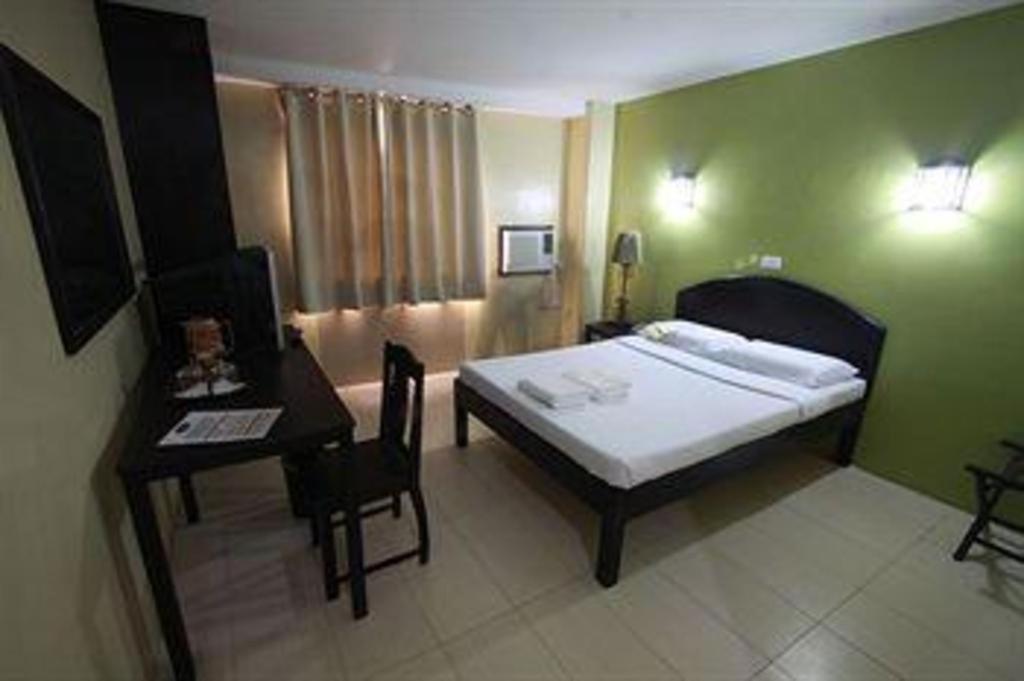 Sampaguita Suites Plaza Garcia Себу Экстерьер фото